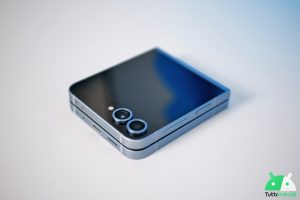 https://img.tuttoandroid.net/wp-content/uploads/2024/07/Samsung-Galaxy-Z-Flip6-tta-apertura.jpg