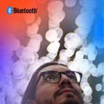Bluetooth 6.1 lève le voile sur une confidentialité inédite  
Le Bluetooth Special Interest Group (SIG) vient d’annoncer la sortie de Bluetooth 6.1, une mise à jour majeure du protocole sans fil, avec un calendrier de nouvelles versions semestriel. L’innovation la plus marquante de ce standard concerne la Randomized Resolvable Private Address (RPA), un mécanisme qui transforme la façon dont les appareils Bluetooth échangent leurs identifiants.  
Traditionnellement, un accessoire Bluetooth présente une adresse MAC fixe ou change périodiquement selon un schéma prévisible, laissant la porte ouverte au suivi de vos déplacements par des scanners tiers. Grâce à la RPA, chaque appareil génère désormais une adresse totalement aléatoire et non corrélée aux précédentes :  
  
  Randomisation intelligente : les adresses changent de manière pseudo-aléatoire, rompant toute continuité exploitable par un observateur extérieur.  
  Résolution sécurisée : seules les stations maîtresses (smartphones, tablettes) autorisées peuvent réassocier ces adresses à un même accessoire, garantissant le maintien de la connexion.  
  Anti-tracking urbain : fini le pistage des casques, des montres ou des trackers dans les lieux publics, marchés et transports en commun.  


Une autonomie des périphériques enfin optimisée  
Bluetooth 6.1 n’améliore pas seulement la vie privée, il allège aussi la charge de travail des accessoires, leur épargnant la génération et la diffusion répétée d’adresses aléatoires. Désormais, c’est le terminal principal (votre smartphone ou votre tablette) qui prend en charge ce processus :  
  
  Transfert de la charge : l’algorithme de changement d’adresse s’exécute sur l’hôte Bluetooth, déchargeant le CPU et la batterie de l’accessoire.  
  Économie concrète : selon les premiers retours, les casques sans fil et montres connectées voient leur consommation baisser de 8 à 12 %, prolongeant l’autonomie de plusieurs heures.  
  Confort utilisateur : fini les recharges intempestives lors de sessions sportives ou de journées de télétravail prolongées.  


Vers une adoption côté Apple et iPhone 17  
Bien qu’Apple n’ait pas encore officialisé la compatibilité Bluetooth 6.1, la firme de Cupertino devrait l’intégrer dès la génération d’iPhone 17, mise sur le marché en septembre 2025. Les modèles antérieurs, dotés de Bluetooth 6.0, pourraient eux aussi recevoir partiellement certaines fonctionnalités par simple mise à jour firmware. À terme, l’écosystème Apple bénéficiera :  
  
  De casques AirPods plus discrets en termes de tracking grâce à la RPA ;  
  D’une recharge plus rare pour l’Apple Watch et les AirPods Pro ;  
  D’une intégration fluide avec Precision Finding et d’autres services reposant sur une faible latence.  


Rétrospective : les acquis de Bluetooth 6.0  
Avant d’embrasser l’ère 6.1, souvenons-nous des avancées introduites avec Bluetooth 6.0, déployé en septembre 2024 :  
  
  Channel Sounding pour une localisation ultra-précise au centimètre près, à la base de la fonction Precision Finding pour les balises de proximité ;  
  Labilité réduite pour les applications audio et gaming, grâce à une gestion plus fine des canaux et du jitter ;  
  Performances plus stables dans les environnements encombrés par le Wi-Fi et autres interférences.  
  
Ces fondations permettent aujourd’hui d’ajouter la RPA et l’optimisation énergétique sans compromettre la qualité de service.

Un avenir semestriel pour Bluetooth  
Avec Bluetooth 6.1, le SIG inaugure un calendrier de mises à jour biannuel. Chaque nouvelle version cherchera à renforcer la confidentialité, l’efficacité énergétique et la qualité du signal. Les industriels de l’électronique grand public pourront ainsi planifier leurs cycles de développement et proposer régulièrement des correctifs sans attendre plusieurs années.

Impacts pour l’utilisateur final  
Pour les consommateurs, le passage à Bluetooth 6.1 se fera de manière transparente : une simple mise à jour logicielle du smartphone ou de la tablette, et tous les accessoires compatibles profiteront du gain d’autonomie et de la confidentialité accrue. Consultez les réglages Bluetooth de votre appareil pour vérifier la prise en charge et attendre patiemment le déploiement des firmwares 6.1 par les constructeurs.  
  
Bluetooth plus sûr, Bluetooth plus vert  
En conjuguant protection contre le pistage et économies d’énergie, Bluetooth 6.1 trace la voie d’une connectivité durable et respectueuse de la vie privée. Que vous soyez sportif, mélomane ou simplement soucieux de votre empreinte digitale, cette évolution majeure mérite toute votre attention.