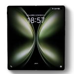 Pour la première fois, un smartphone pliable va sortir du giron d’Apple pour devenir compatible avec l’Apple Watch : il s’agit du tout nouveau Vivo X Fold 5. Cette annonce, confirmée par un teaser officiel, marque un tournant dans l’univers des mobiles pliables et de l’écosystème Apple. Découvrez tout ce que l’on sait déjà sur ce couple inédit entre un pliable Android et la montre connectée d’Apple.

Un teaser qui en dit long  
Vivo a récemment publié sur ses canaux officiels une image montrant un Vivo X Fold 5 plié à côté d’une Apple Watch. L’illustration, sobre mais explicite, démontre la prise en charge complète de l’Apple Watch par le smartphone : montage de la montre, synchronisation des notifications et configuration de l’écran de déverrouillage. Il s’agit du premier indicateur visuel qu’un constructeur tiers va briser l’exclusivité historically réservée à l’iPhone.  
Le message accompagne la photo d’un simple First foldable to support Apple Watch – coming soon, laissant entendre que la sortie est imminente, sans toutefois préciser la date exacte. Vivo confirme ainsi son ambition d’offrir une expérience cross-écosystème inédite pour les détenteurs d’Apple Watch désireux de passer à un pliable Android haut de gamme.

Pourquoi l’Apple Watch sur Android ?  
Jusqu’à maintenant, posséder une Apple Watch signifiait impérativement disposer d’un iPhone pour l’appairage et la gestion des apps. Avec Vivo X Fold 5, les frontières se déplacent :  
Les utilisateurs pourront synchroniser leurs données de santé (rythme cardiaque, activité, sommeil) via une application dédiée préinstallée sur le Fold 5.  
Les notifications d’appels, SMS et apps tierces s’afficheront sur l’écran de l’Apple Watch, comme si elle était associée à un iPhone.  
La boutique de cadrans et d’applications WatchOS restera accessible via un pont logiciel développé par Vivo.  
Cette avancée ouvre la voie à une liberté de choix inédite : les fans d’Apple Watch peuvent désormais opter pour un smartphone pliable Android sans sacrifier leur montre connectée.

Les caractéristiques techniques du Vivo X Fold 5  
Au-delà de cette compatibilité innovante, le Vivo X Fold 5 ne manque pas d’atouts côté hardware :  
Écran principal pliable AMOLED 8″, définition 2 K et taux de rafraîchissement adaptatif jusqu’à 120 Hz.  
Écran externe 6,5″ Full HD+ avec 120 Hz, idéal pour un usage rapide sans déplier.  
Processeur Qualcomm Snapdragon 8 Gen 3, accompagné de 12 Go ou 16 Go de RAM LPDDR5X.  
Stockage UFS 4.0 de 256 Go à 1 To, selon les versions.  
Batterie 5 000 mAh, charge rapide 80 W filaire et 50 W sans fil.  
Système de refroidissement à caloducs et chambre à vapeur pour maintenir les performances en gaming.  


Comment se passera l’appairage ?  
Vivo devrait proposer une application native, baptisée iBridge, préinstallée sous FunTouch OS 14. Lors de la première mise sous tension :  
Un tutoriel guidera l’utilisateur dans l’activation du Bluetooth et le lancement de l’Apple Watch en mode recherche.  
Les données de l’Apple Watch seront récupérées via iCloud, après saisie du compte Apple sur le Vivo X Fold 5.  
Un menu de gestion permettra de choisir les cadrans, les notifications à transférer et les applications compatibles.  
Le processus, bien qu’inhabituel, s’annonce simplifié pour fidéliser les premiers adeptes de cette nouveauté.

Impacts sur l’écosystème mobile  
Ce partenariat officieux entre Apple Watch et Vivo X Fold 5 pourrait changer la donne :  
Les constructeurs Android envisagent de créer leurs propres ponts logiciels pour d’autres montres ou bracelets connectés.  
Apple pourrait réévaluer sa stratégie de fermeture de l’écosystème WatchOS pour limiter les fuites vers Android.  
Les utilisateurs bénéficient d’une plus grande liberté de choix entre smartphones et montres, sans sacrifier l’un pour l’autre.  
La balles est désormais dans le camp de Cupertino : laissera-t-elle l’Apple Watch franchir officiellement les frontières d’iOS ?

Date de sortie et disponibilité  
Si le teaser annonce l’arrivée à bientôt, les analystes tablent sur une présentation officielle lors de la prochaine conférence IFA ou d’un événement Vivo dédié à la rentrée 2025. Le Vivo X Fold 5 pourrait être commercialisé en Europe et en Asie dès septembre 2025, au prix estimé entre 1 600 € et 1 900 €, selon la configuration choisie.  
En France, les précommandes pourraient être ouvertes dans la foulée, avec des offres de reprise et une éventuelle collaboration avec les opérateurs pour subventionner certains forfaits 5G.

En attendant la sortie officielle, gardez un œil sur JeSuisGeek.fr pour toutes les mises à jour et pour découvrir, dès que possible, notre test complet du Vivo X Fold 5 couplé à une Apple Watch !