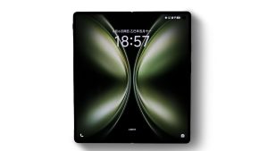 Pour la première fois, un smartphone pliable va sortir du giron d’Apple pour devenir compatible avec l’Apple Watch : il s’agit du tout nouveau Vivo X Fold 5. Cette annonce, confirmée par un teaser officiel, marque un tournant dans l’univers des mobiles pliables et de l’écosystème Apple. Découvrez tout ce que l’on sait déjà sur ce couple inédit entre un pliable Android et la montre connectée d’Apple.

Un teaser qui en dit long  
Vivo a récemment publié sur ses canaux officiels une image montrant un Vivo X Fold 5 plié à côté d’une Apple Watch. L’illustration, sobre mais explicite, démontre la prise en charge complète de l’Apple Watch par le smartphone : montage de la montre, synchronisation des notifications et configuration de l’écran de déverrouillage. Il s’agit du premier indicateur visuel qu’un constructeur tiers va briser l’exclusivité historically réservée à l’iPhone.  
Le message accompagne la photo d’un simple First foldable to support Apple Watch – coming soon, laissant entendre que la sortie est imminente, sans toutefois préciser la date exacte. Vivo confirme ainsi son ambition d’offrir une expérience cross-écosystème inédite pour les détenteurs d’Apple Watch désireux de passer à un pliable Android haut de gamme.

Pourquoi l’Apple Watch sur Android ?  
Jusqu’à maintenant, posséder une Apple Watch signifiait impérativement disposer d’un iPhone pour l’appairage et la gestion des apps. Avec Vivo X Fold 5, les frontières se déplacent :  
Les utilisateurs pourront synchroniser leurs données de santé (rythme cardiaque, activité, sommeil) via une application dédiée préinstallée sur le Fold 5.  
Les notifications d’appels, SMS et apps tierces s’afficheront sur l’écran de l’Apple Watch, comme si elle était associée à un iPhone.  
La boutique de cadrans et d’applications WatchOS restera accessible via un pont logiciel développé par Vivo.  
Cette avancée ouvre la voie à une liberté de choix inédite : les fans d’Apple Watch peuvent désormais opter pour un smartphone pliable Android sans sacrifier leur montre connectée.

Les caractéristiques techniques du Vivo X Fold 5  
Au-delà de cette compatibilité innovante, le Vivo X Fold 5 ne manque pas d’atouts côté hardware :  
Écran principal pliable AMOLED 8″, définition 2 K et taux de rafraîchissement adaptatif jusqu’à 120 Hz.  
Écran externe 6,5″ Full HD+ avec 120 Hz, idéal pour un usage rapide sans déplier.  
Processeur Qualcomm Snapdragon 8 Gen 3, accompagné de 12 Go ou 16 Go de RAM LPDDR5X.  
Stockage UFS 4.0 de 256 Go à 1 To, selon les versions.  
Batterie 5 000 mAh, charge rapide 80 W filaire et 50 W sans fil.  
Système de refroidissement à caloducs et chambre à vapeur pour maintenir les performances en gaming.  


Comment se passera l’appairage ?  
Vivo devrait proposer une application native, baptisée iBridge, préinstallée sous FunTouch OS 14. Lors de la première mise sous tension :  
Un tutoriel guidera l’utilisateur dans l’activation du Bluetooth et le lancement de l’Apple Watch en mode recherche.  
Les données de l’Apple Watch seront récupérées via iCloud, après saisie du compte Apple sur le Vivo X Fold 5.  
Un menu de gestion permettra de choisir les cadrans, les notifications à transférer et les applications compatibles.  
Le processus, bien qu’inhabituel, s’annonce simplifié pour fidéliser les premiers adeptes de cette nouveauté.

Impacts sur l’écosystème mobile  
Ce partenariat officieux entre Apple Watch et Vivo X Fold 5 pourrait changer la donne :  
Les constructeurs Android envisagent de créer leurs propres ponts logiciels pour d’autres montres ou bracelets connectés.  
Apple pourrait réévaluer sa stratégie de fermeture de l’écosystème WatchOS pour limiter les fuites vers Android.  
Les utilisateurs bénéficient d’une plus grande liberté de choix entre smartphones et montres, sans sacrifier l’un pour l’autre.  
La balles est désormais dans le camp de Cupertino : laissera-t-elle l’Apple Watch franchir officiellement les frontières d’iOS ?

Date de sortie et disponibilité  
Si le teaser annonce l’arrivée à bientôt, les analystes tablent sur une présentation officielle lors de la prochaine conférence IFA ou d’un événement Vivo dédié à la rentrée 2025. Le Vivo X Fold 5 pourrait être commercialisé en Europe et en Asie dès septembre 2025, au prix estimé entre 1 600 € et 1 900 €, selon la configuration choisie.  
En France, les précommandes pourraient être ouvertes dans la foulée, avec des offres de reprise et une éventuelle collaboration avec les opérateurs pour subventionner certains forfaits 5G.

En attendant la sortie officielle, gardez un œil sur JeSuisGeek.fr pour toutes les mises à jour et pour découvrir, dès que possible, notre test complet du Vivo X Fold 5 couplé à une Apple Watch !