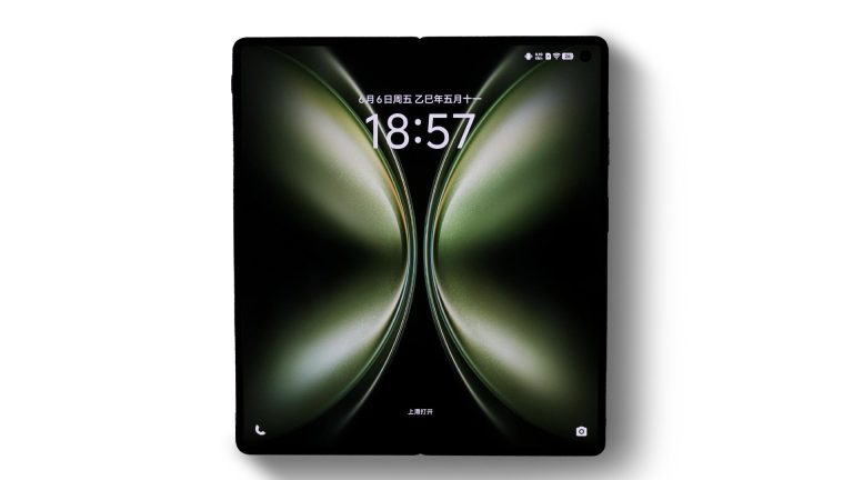 Pour la première fois, un smartphone pliable va sortir du giron d’Apple pour devenir compatible avec l’Apple Watch : il s’agit du tout nouveau Vivo X Fold 5. Cette annonce, confirmée par un teaser officiel, marque un tournant dans l’univers des mobiles pliables et de l’écosystème Apple. Découvrez tout ce que l’on sait déjà sur ce couple inédit entre un pliable Android et la montre connectée d’Apple.

Un teaser qui en dit long  
Vivo a récemment publié sur ses canaux officiels une image montrant un Vivo X Fold 5 plié à côté d’une Apple Watch. L’illustration, sobre mais explicite, démontre la prise en charge complète de l’Apple Watch par le smartphone : montage de la montre, synchronisation des notifications et configuration de l’écran de déverrouillage. Il s’agit du premier indicateur visuel qu’un constructeur tiers va briser l’exclusivité historically réservée à l’iPhone.  
Le message accompagne la photo d’un simple First foldable to support Apple Watch – coming soon, laissant entendre que la sortie est imminente, sans toutefois préciser la date exacte. Vivo confirme ainsi son ambition d’offrir une expérience cross-écosystème inédite pour les détenteurs d’Apple Watch désireux de passer à un pliable Android haut de gamme.

Pourquoi l’Apple Watch sur Android ?  
Jusqu’à maintenant, posséder une Apple Watch signifiait impérativement disposer d’un iPhone pour l’appairage et la gestion des apps. Avec Vivo X Fold 5, les frontières se déplacent :  
Les utilisateurs pourront synchroniser leurs données de santé (rythme cardiaque, activité, sommeil) via une application dédiée préinstallée sur le Fold 5.  
Les notifications d’appels, SMS et apps tierces s’afficheront sur l’écran de l’Apple Watch, comme si elle était associée à un iPhone.  
La boutique de cadrans et d’applications WatchOS restera accessible via un pont logiciel développé par Vivo.  
Cette avancée ouvre la voie à une liberté de choix inédite : les fans d’Apple Watch peuvent désormais opter pour un smartphone pliable Android sans sacrifier leur montre connectée.

Les caractéristiques techniques du Vivo X Fold 5  
Au-delà de cette compatibilité innovante, le Vivo X Fold 5 ne manque pas d’atouts côté hardware :  
Écran principal pliable AMOLED 8″, définition 2 K et taux de rafraîchissement adaptatif jusqu’à 120 Hz.  
Écran externe 6,5″ Full HD+ avec 120 Hz, idéal pour un usage rapide sans déplier.  
Processeur Qualcomm Snapdragon 8 Gen 3, accompagné de 12 Go ou 16 Go de RAM LPDDR5X.  
Stockage UFS 4.0 de 256 Go à 1 To, selon les versions.  
Batterie 5 000 mAh, charge rapide 80 W filaire et 50 W sans fil.  
Système de refroidissement à caloducs et chambre à vapeur pour maintenir les performances en gaming.  


Comment se passera l’appairage ?  
Vivo devrait proposer une application native, baptisée iBridge, préinstallée sous FunTouch OS 14. Lors de la première mise sous tension :  
Un tutoriel guidera l’utilisateur dans l’activation du Bluetooth et le lancement de l’Apple Watch en mode recherche.  
Les données de l’Apple Watch seront récupérées via iCloud, après saisie du compte Apple sur le Vivo X Fold 5.  
Un menu de gestion permettra de choisir les cadrans, les notifications à transférer et les applications compatibles.  
Le processus, bien qu’inhabituel, s’annonce simplifié pour fidéliser les premiers adeptes de cette nouveauté.

Impacts sur l’écosystème mobile  
Ce partenariat officieux entre Apple Watch et Vivo X Fold 5 pourrait changer la donne :  
Les constructeurs Android envisagent de créer leurs propres ponts logiciels pour d’autres montres ou bracelets connectés.  
Apple pourrait réévaluer sa stratégie de fermeture de l’écosystème WatchOS pour limiter les fuites vers Android.  
Les utilisateurs bénéficient d’une plus grande liberté de choix entre smartphones et montres, sans sacrifier l’un pour l’autre.  
La balles est désormais dans le camp de Cupertino : laissera-t-elle l’Apple Watch franchir officiellement les frontières d’iOS ?

Date de sortie et disponibilité  
Si le teaser annonce l’arrivée à bientôt, les analystes tablent sur une présentation officielle lors de la prochaine conférence IFA ou d’un événement Vivo dédié à la rentrée 2025. Le Vivo X Fold 5 pourrait être commercialisé en Europe et en Asie dès septembre 2025, au prix estimé entre 1 600 € et 1 900 €, selon la configuration choisie.  
En France, les précommandes pourraient être ouvertes dans la foulée, avec des offres de reprise et une éventuelle collaboration avec les opérateurs pour subventionner certains forfaits 5G.

En attendant la sortie officielle, gardez un œil sur JeSuisGeek.fr pour toutes les mises à jour et pour découvrir, dès que possible, notre test complet du Vivo X Fold 5 couplé à une Apple Watch !
