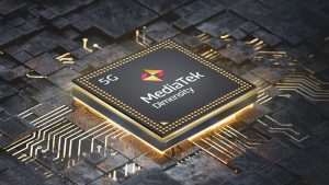 Le bal des fabricants de puces pour smartphones s’intensifie à l’approche de la rentrée 2025. MediaTek affiche désormais ses ambitions haut et fort en annonçant qu’il présentera son nouveau Dimensity 9500 avant même le lancement officiel du Snapdragon 8 Elite 2 de Qualcomm, programmé le 23 septembre lors du Snapdragon Summit. Cette course au calendrier pourrait bien redistribuer les cartes du marché des SoC haut de gamme, en offrant aux marques partenaires de MediaTek un véritable coup d’avance.

Une rivalité historique entre MediaTek et Qualcomm  
Depuis plusieurs années, Qualcomm domine le segment premium avec ses gammes Snapdragon, plébiscitées pour leurs performances CPU/GPU et leurs optimisations sur l’intelligence artificielle. MediaTek, quant à lui, a su se tailler une place de choix en proposant des puces Dimensity performantes, souvent à un tarif plus compétitif, séduisant des constructeurs comme Oppo, Vivo ou Xiaomi. Le Dimensity 9000, dévoilé fin 2022, a déjà mis Qualcomm sur ses gardes grâce à son rapport performances/prix très attractif.

Le timing stratégique du Snapdragon Summit  

  Qualcomm a fixé son Snapdragon Summit au 23 septembre 2025.
  Cet événement est l’occasion officielle de révéler le Snapdragon 8 Elite 2, son SoC phare pour les flagships de fin d’année.
  MediaTek vise à placer son annonce avant cette date clé, pour capter l’attention des médias, des fabricants et des consommateurs.
  
En devançant Qualcomm, MediaTek entend maximiser son impact médiatique et offrir à ses partenaires la possibilité de préparer le lancement de nouveaux modèles équipés du Dimensity 9500.

Dimensity 9500 : quelles innovations attendre ?  
Si MediaTek garde le silence sur la fiche technique officielle, les premières fuites et les déclarations de leakers comme Digital Chat Station permettent déjà de dessiner les contours de ce SoC de nouvelle génération :  

  Gravure en 4 nm avancé : pour un gain d’efficacité énergétique et une réduction des températures de fonctionnement.
  Architecture CPU upgradée : cœurs haute performance remaniés pour accélérer les calculs mono-thread et multi-thread.
  GPU maison renforcé : dédié aux jeux et au rendu graphique, avec un pipeline optimisé pour les textures et les effets 3D en temps réel.
  NPU (Neural Processing Unit) boosté : traitement local des tâches IA plus rapide, idéal pour la photo computationnelle et la reconnaissance vocale hors ligne.
  Support 5G et Wi-Fi 7 : connectivité ultra-rapide, latences réduites pour le streaming et le cloud gaming.
  
Grâce à ces avancées, le Dimensity 9500 pourrait offrir une expérience utilisateur fluide, tant pour les jeux gourmands que pour la gestion d’applications IA intensives.

Les premiers flagships à en tirer profit  
MediaTek collabore depuis longtemps avec Oppo et Vivo pour équiper leurs modèles haut de gamme. On évoque déjà :  

  Oppo Find X9 : successeur du très apprécié Find X8, il pourrait intégrer le Dimensity 9500 pour renforcer son positionnement “photophone” avec un bloc caméra dernière génération.
  Vivo X300 : haut de gamme axé sur l’autonomie et la recharge rapide, il devrait profiter de la gravure avancée pour allonger l’usage quotidien.
  
D’autres fabricants, curieux de rompre leur dépendance exclusive à Qualcomm, pourraient se tourner vers MediaTek pour diversifier leur offre.

Impacts sur le marché des SoC et sur les consommateurs  

  Concurrence accrue : Qualcomm pourrait revoir sa stratégie tarifaire ou accélérer son propre cycle de présentation pour ne pas laisser MediaTek s’emparer du leadership.
  Innovation boostée : la pression mutuelle incite les deux géants à innover plus vite, notamment dans la prise en charge de l’IA embarquée et la 5G avancée.
  Choix élargi pour les constructeurs : les marques peuvent négocier de meilleures conditions et cibler des segments de marché plus larges.
  Avantage pour les utilisateurs : la montée en gamme des puces Android offre des expériences proches, voire propriétaires, de celles proposées par les SoC Apple A.


Dates et perspectives : quand faudra-t-il rester à l’écoute ?  
Si aucune date officielle n’est pour l’heure confirmée par MediaTek, tous les regards se tournent vers le début du mois de septembre 2025 :  

  Les invitations à un événement diffusé en direct pourraient arriver fin août.
  Les premiers benchmarks et fuites de performance interviendront probablement quelques jours avant la présentation.
  Les premiers samples du Dimensity 9500 pourraient être certifiés en coulisses par les organismes FCC ou 3C en fin d’été.
  
En attendant, la communauté tech analyse chaque indice, chaque fuite, et se prépare à mesurer la réponse de Qualcomm lors de son Snapdragon Summit du 23 septembre.

Le duel entre MediaTek et Qualcomm s’annonce palpitant. Pour ne rien manquer des annonces, restez connectés, car la révolution des processeurs mobiles haut de gamme ne fait que commencer.