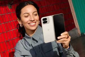 https://img.tuttoandroid.net/wp-content/uploads/2025/06/Google-Pixel-9-Pro-Fold-Hero.jpg