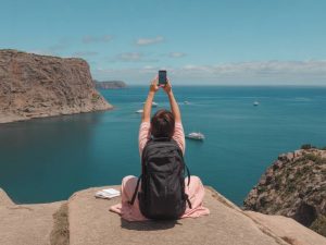 Comment voyager à petit prix avec un forfait mobile compatible eSIM sans frais à l&rsquo;étranger ?