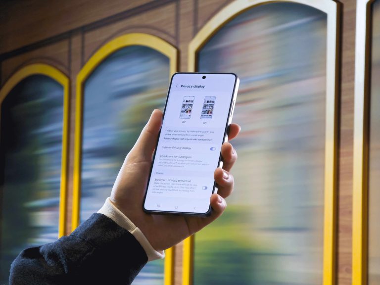 Galaxy S26 Ultra : l’écran “privacy” qui rend vos voisins incapables de vous espionner (démo bluffante)