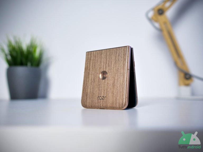 Motorola Razr 70 Ultra : fuites choc — finitions en alcantara et bois, écran sans trou… est‑ce le pliable parfait ?