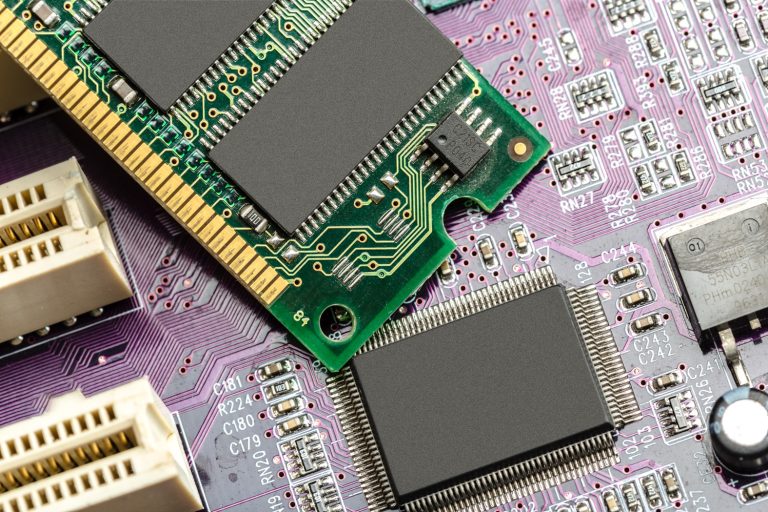 Prix de la RAM en folie : certaines barrettes valent désormais 10 fois plus — que faire avant d’acheter ?